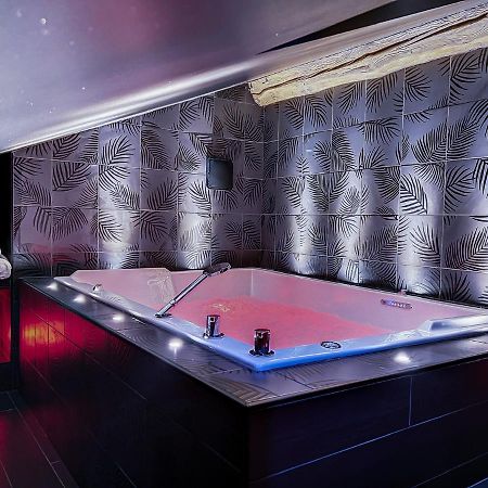 Suite Rouge Baiser Avec Jacuzzi Privatif - Loveroom Insolite Saint-Etienne  Eksteriør billede
